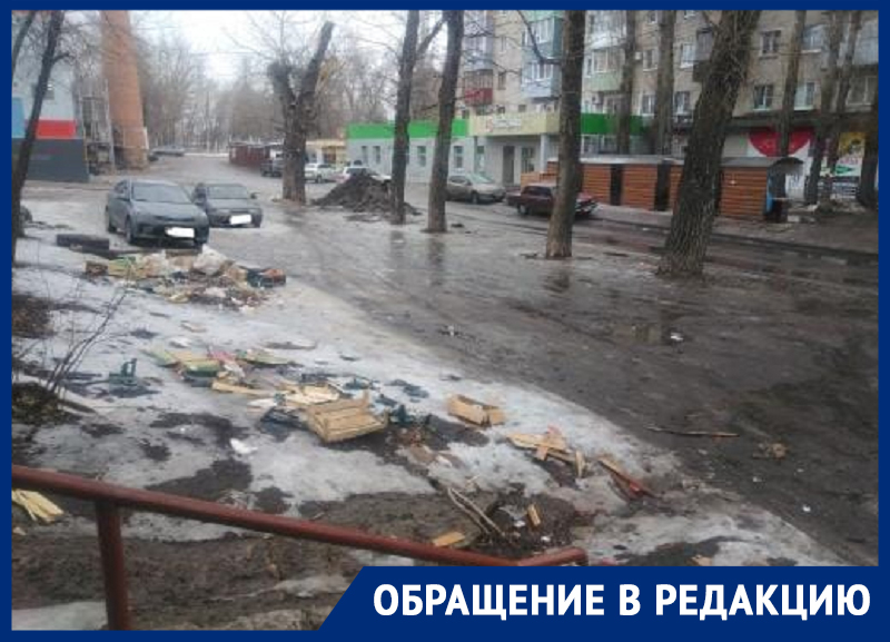 Мусорные кучи захватили двор улицы на Левом берегу в Воронеже Мусорные кучи захватили двор улицы на Левом берегу в Воронеже