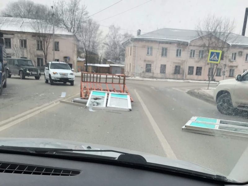Вывалившиеся пластиковые окна заметили на проезжей части в Воронеже Вывалившиеся пластиковые окна заметили на проезжей части в Воронеже