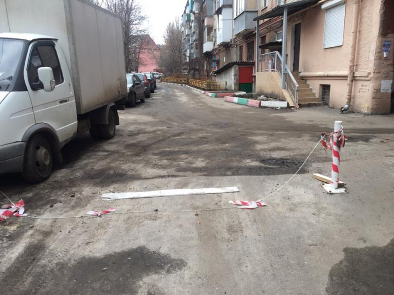 Двор для избранных сфотографировали в центре Воронежа Двор для избранных сфотографировали в центре Воронежа