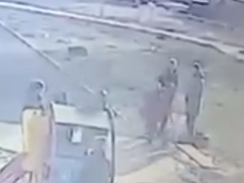 Женщина вступилась за детей и получила заряд перца в лицо от собачников в Воронеже Женщина вступилась за детей и получила заряд перца в лицо от собачников в Воронеже