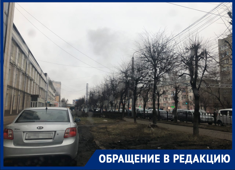 Автомобилисты превратили газон в грязевую ловушку в Воронеже Автомобилисты превратили газон в грязевую ловушку в Воронеже