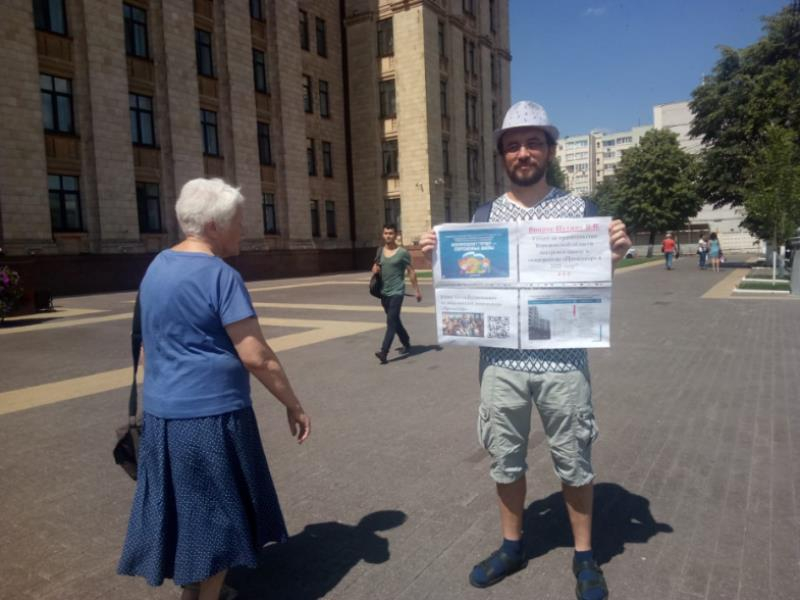 Одиночный пикет провели у воронежского правительства во время прямой линии с Путиным Одиночный пикет провели у воронежского правительства во время прямой линии с Путиным
