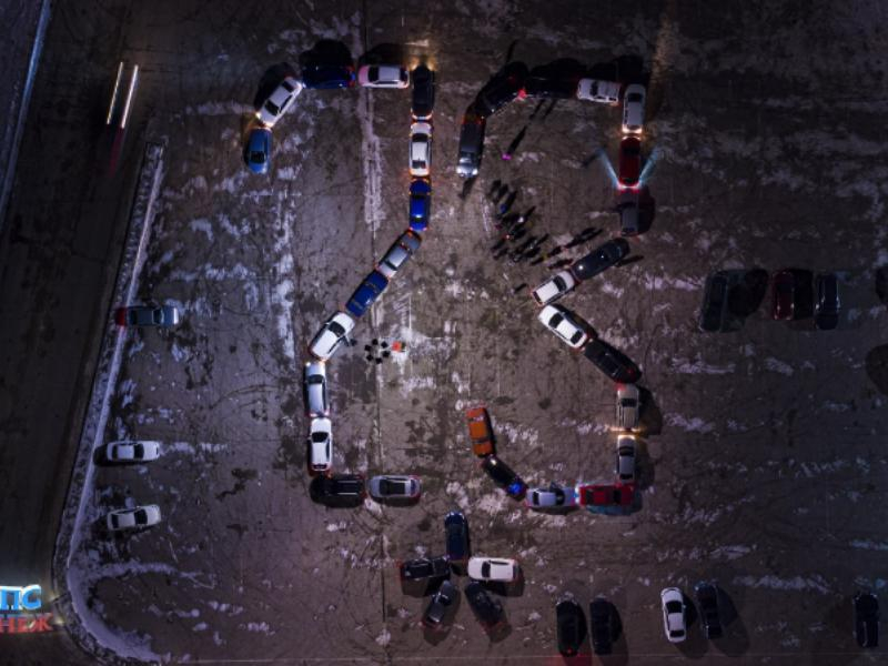Поздравление воронежских защитников Отечества составили из 36 машин Поздравление воронежских защитников Отечества составили из 36 машин