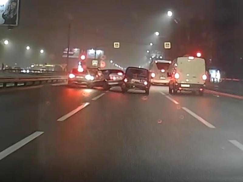 Момент массового ДТП со скольжением попал на видео в Воронеже Момент массового ДТП со скольжением попал на видео в Воронеже