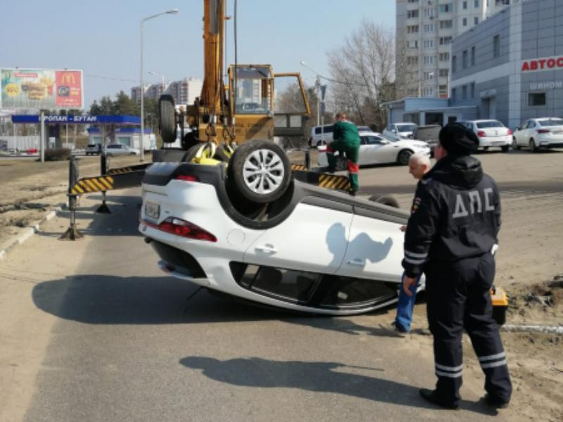 Перевернутую Kia в Воронеже спасли строительным краном Перевернутую Kia в Воронеже спасли строительным краном