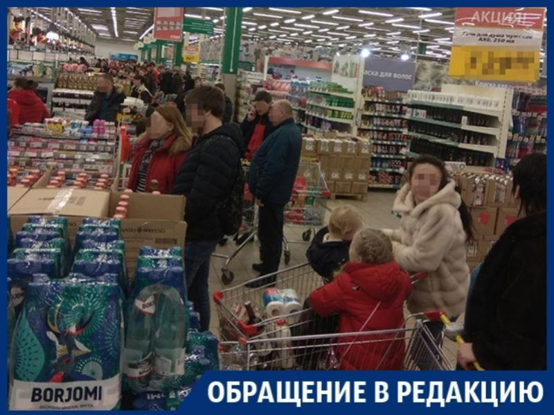 Пытку новогодним шопингом устроил крупный супермаркет в Воронеже Пытку новогодним шопингом устроил крупный супермаркет в Воронеже