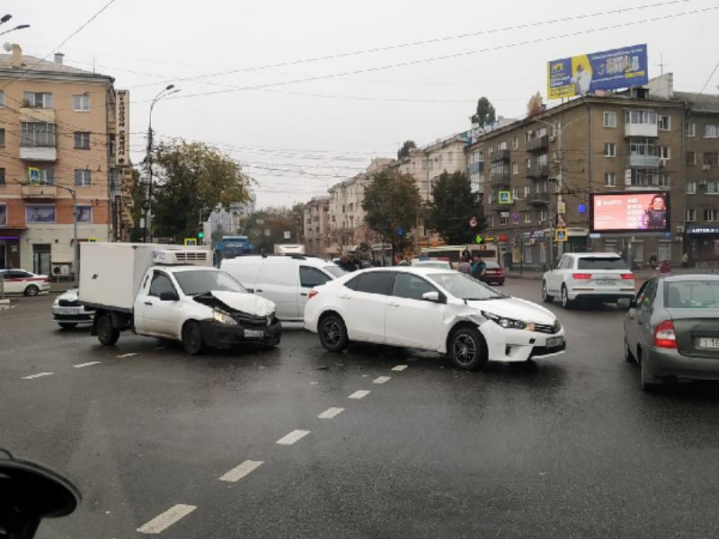 Авария на Заставе парализовала две улицы в центре Воронежа Авария на Заставе парализовала две улицы в центре Воронежа