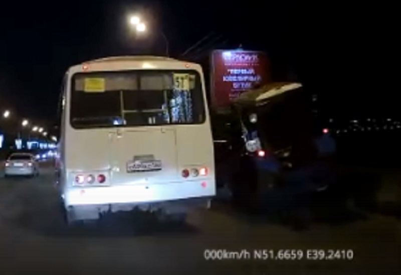 На видео сняли, как у трактора отвалилось колесо при движении в Воронеже На видео сняли, как у трактора отвалилось колесо при движении в Воронеже