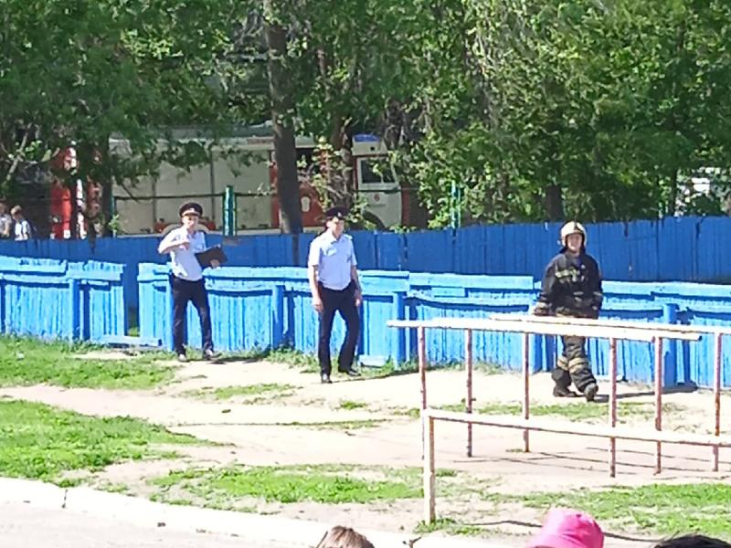 Территорию около школы оцепила полиция в Воронеже Территорию около школы оцепила полиция в Воронеже