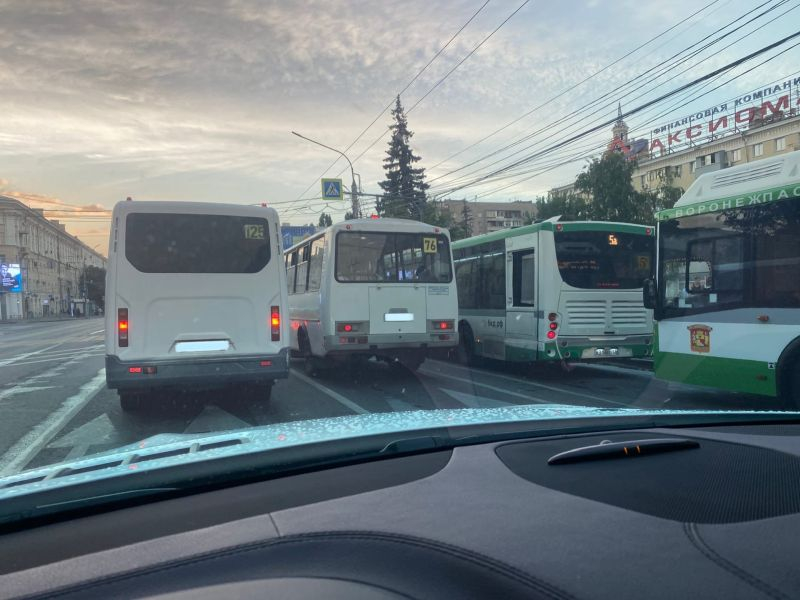 В день запуска «выделенки» маршрутки встали плотной стеной на Плехановской в Воронеже В день запуска «выделенки» маршрутки встали плотной стеной на Плехановской в Воронеже
