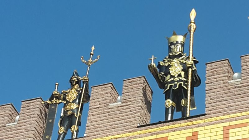 Воронежский «Камелот» с бойницами и рыцарями украсил улицу Краснознаменную Воронежский «Камелот» с бойницами и рыцарями украсил улицу Краснознаменную