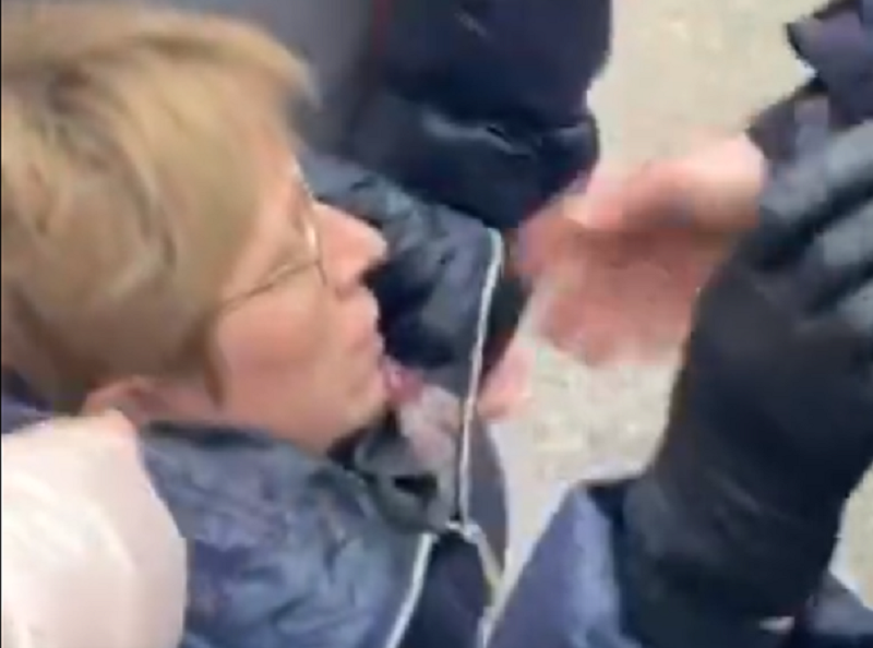Женщина потеряла сознание во время несогласованной акции в центре Воронежа Женщина потеряла сознание во время несогласованной акции в центре Воронежа