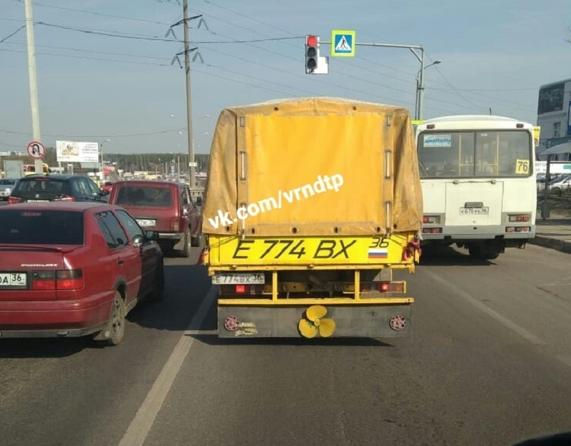 Автомобиль Карлсона поразил водителей пропеллером в Воронеже Автомобиль Карлсона поразил водителей пропеллером в Воронеже