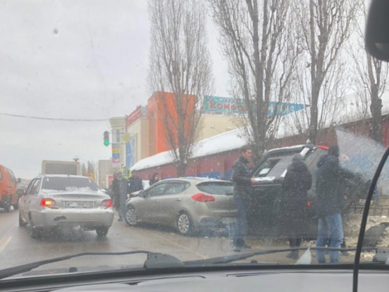 Фееричные последствия массовой аварии сняли в Воронеже Фееричные последствия массовой аварии сняли в Воронеже