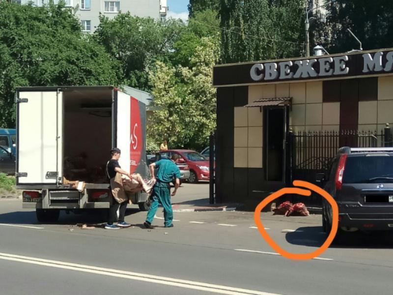 Неаппетитная транспортировка сырого мяса попала на фото в Воронеже Неаппетитная транспортировка сырого мяса попала на фото в Воронеже