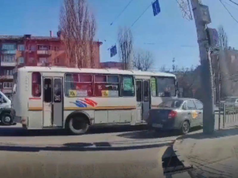 Слепой поворот таксиста испугал маршрутчика и попал на видео в Воронеже Слепой поворот таксиста испугал маршрутчика и попал на видео в Воронеже