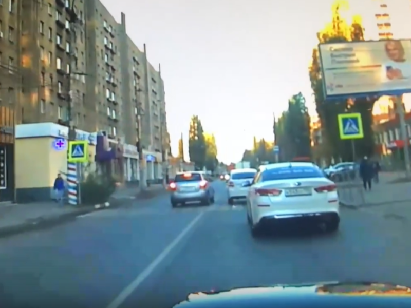 Водитель на Skoda устроил шашечный переполох на дороге в Воронеже Водитель на Skoda устроил шашечный переполох на дороге в Воронеже