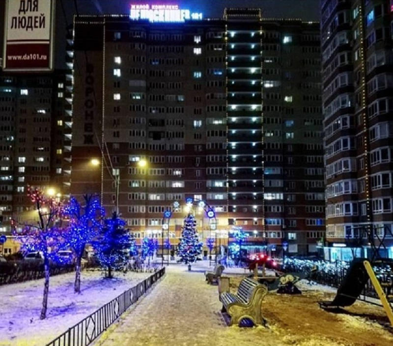 В новогодний Париж превратили двор в Воронеже В новогодний Париж превратили двор в Воронеже
