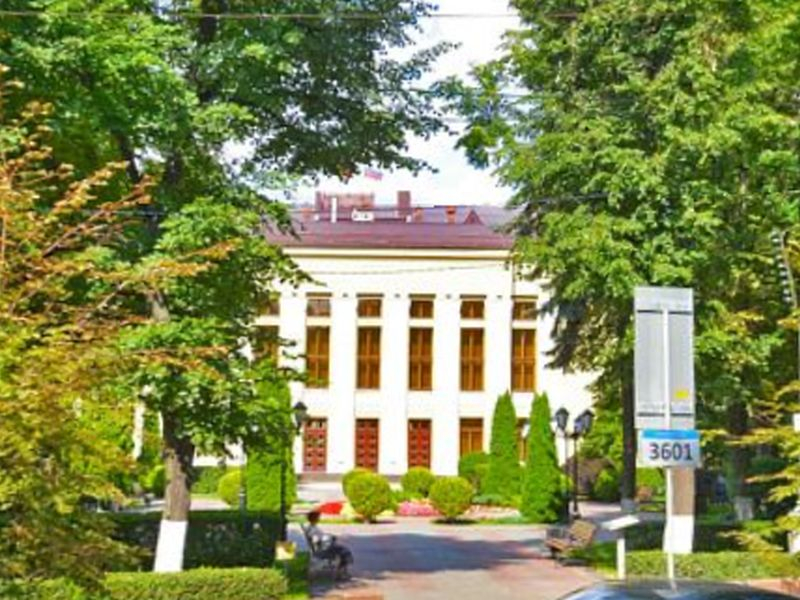 Уход за деревьями в двух скверах Воронежа обойдется бюджету в 7,5 млн рублей Уход за деревьями в двух скверах Воронежа обойдется бюджету в 7,5 млн рублей