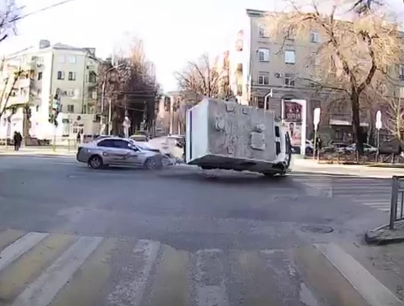 Момент столкновения автозака с такси попал на видео в Воронеже Момент столкновения автозака с такси попал на видео в Воронеже