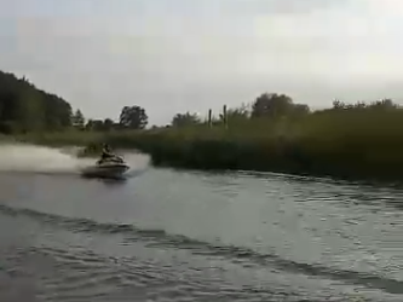 Опасный водный дрифт на детском пляже сняли под Воронежем Опасный водный дрифт на детском пляже сняли под Воронежем
