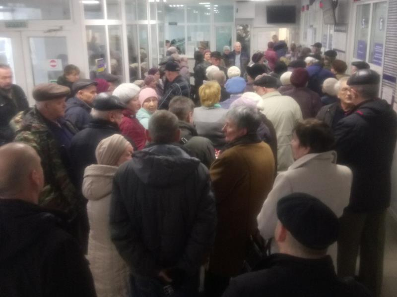 Безумную очередь больных воронежцев сняли в поликлинике Безумную очередь больных воронежцев сняли в поликлинике