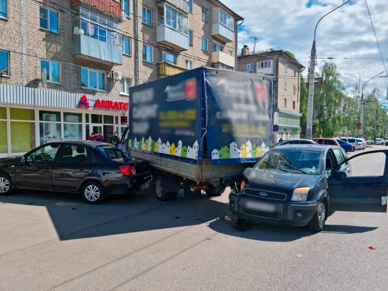 Водитель погиб в ДТП с тремя машинами на Ленинском проспекте в Воронеже Водитель погиб в ДТП с тремя машинами на Ленинском проспекте в Воронеже