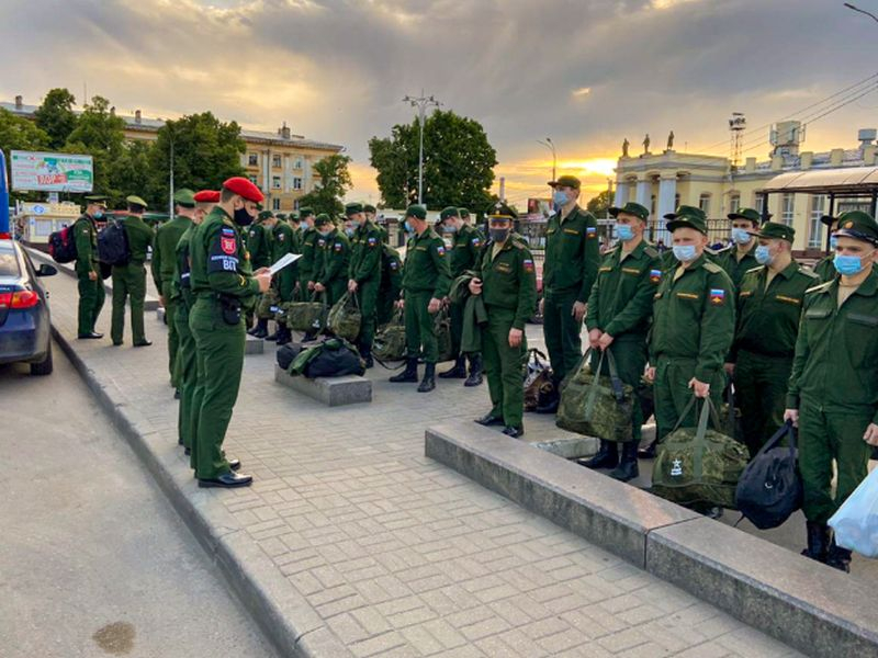Воронежских новобранцев в масках отправили служить Родине Воронежских новобранцев в масках отправили служить Родине