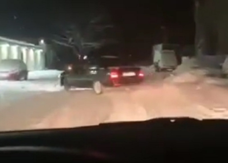 Безумную езду на «Приоре» сняли на видео в Воронеже Безумную езду на «Приоре» сняли на видео в Воронеже