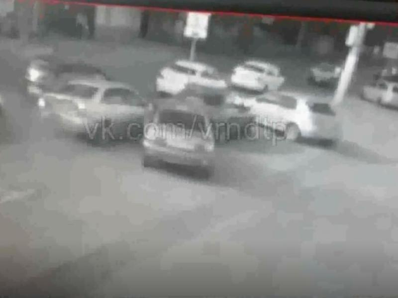 Момент ДТП с пятью машинами сняла камера на парковке в Воронеже Момент ДТП с пятью машинами сняла камера на парковке в Воронеже