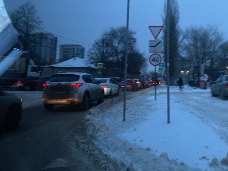 Пятничные пробки парализовали снежный Воронеж Пятничные пробки парализовали снежный Воронеж