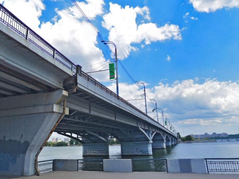 Названа причина появления сплошной на Чернавском мосту в Воронеже Названа причина появления сплошной на Чернавском мосту в Воронеже