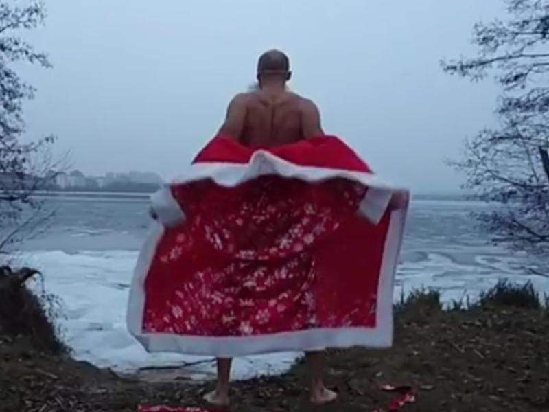 Дед Мороз разделся и искупался в ледяном водохранилище в Воронеже Дед Мороз разделся и искупался в ледяном водохранилище в Воронеже