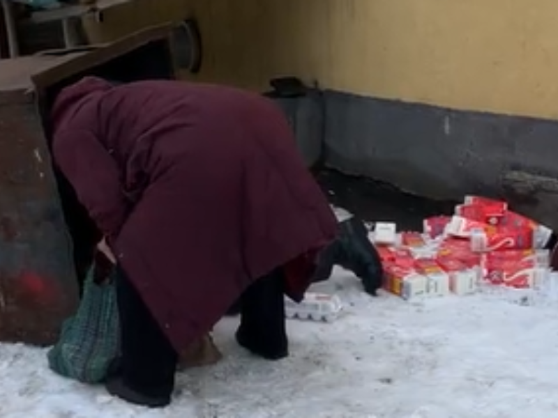Пара пенсионеров залезла в мусорку у супермаркета ради просроченных продуктов в Воронеже Пара пенсионеров залезла в мусорку у супермаркета ради просроченных продуктов в Воронеже