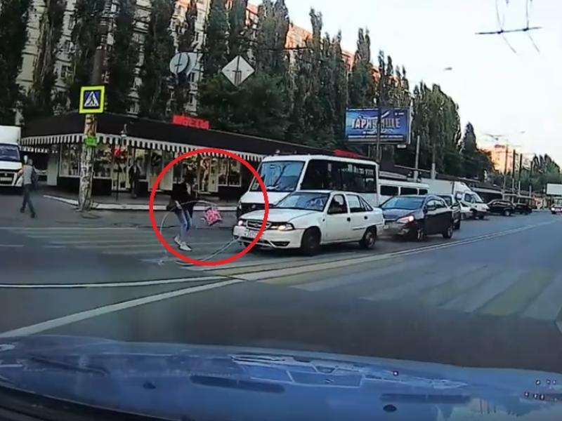 Шестое чувство пешехода спасло девушку от травм в Воронеже Шестое чувство пешехода спасло девушку от травм в Воронеже