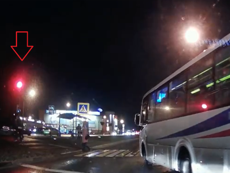 Маршрутчик перепутал красный с зеленым и попал на видео в Воронеже Маршрутчик перепутал красный с зеленым и попал на видео в Воронеже