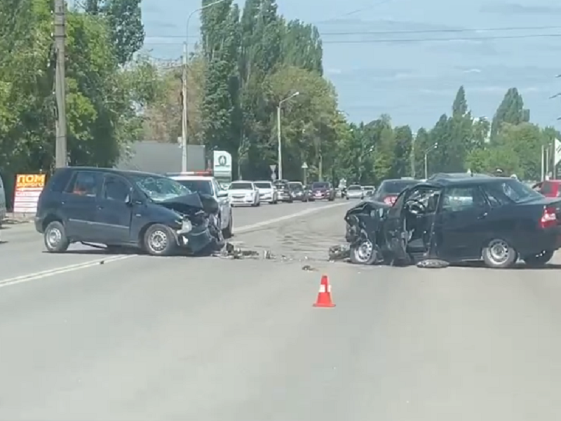 Появилось видео с причиной больших пробок на воронежской улице Появилось видео с причиной больших пробок на воронежской улице