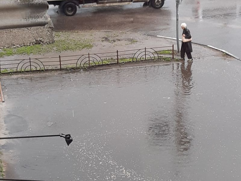 Проливной дождь превратил в реку тротуар на Лидии Рябцевой в Воронеже Проливной дождь превратил в реку тротуар на Лидии Рябцевой в Воронеже