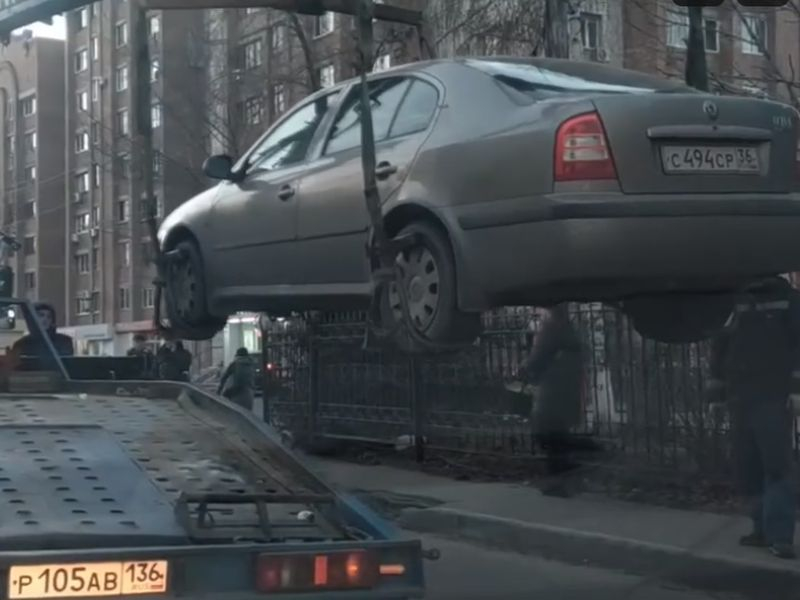 Сверхбыстрая эвакуация автомобиля попала на видео в Воронеже Сверхбыстрая эвакуация автомобиля попала на видео в Воронеже