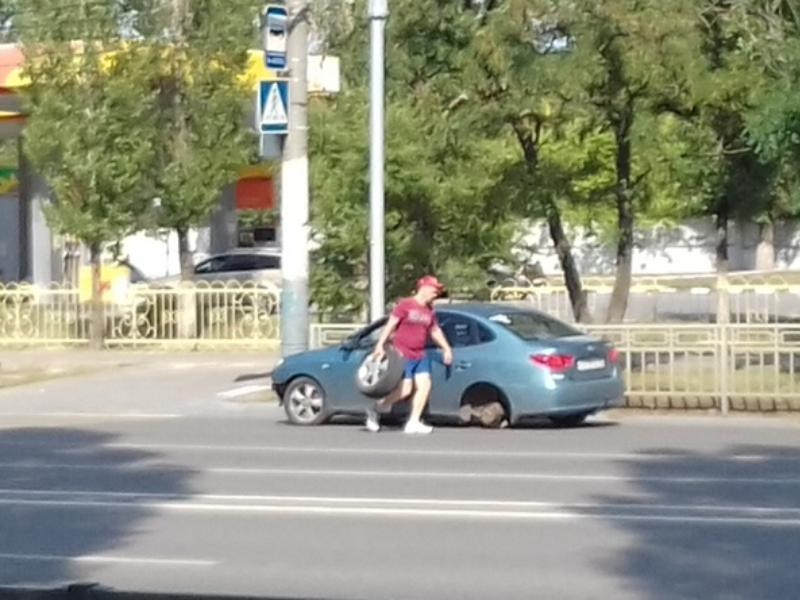 Отлетевшее на ходу колесо протаранило маршрутку в Воронеже Отлетевшее на ходу колесо протаранило маршрутку в Воронеже