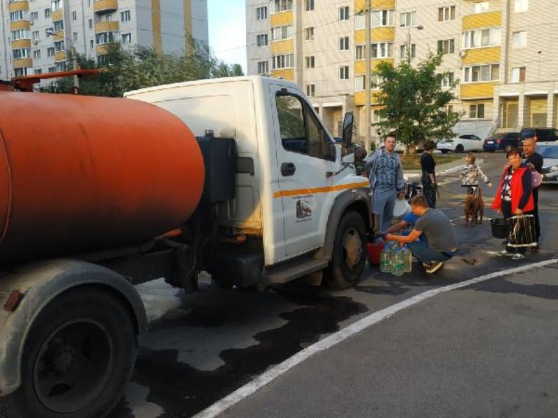 В Воронеже организовали подвоз воды в пострадавшие от аварии районы В Воронеже организовали подвоз воды в пострадавшие от аварии районы