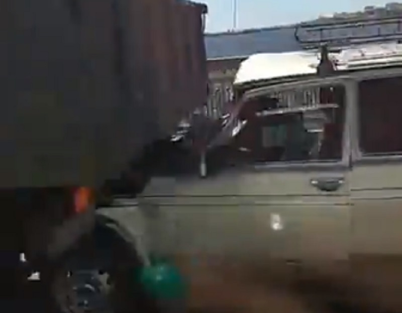 На Северном мосту Воронежа «Нива» поцеловалась с фурой и попала на видео На Северном мосту Воронежа «Нива» поцеловалась с фурой и попала на видео