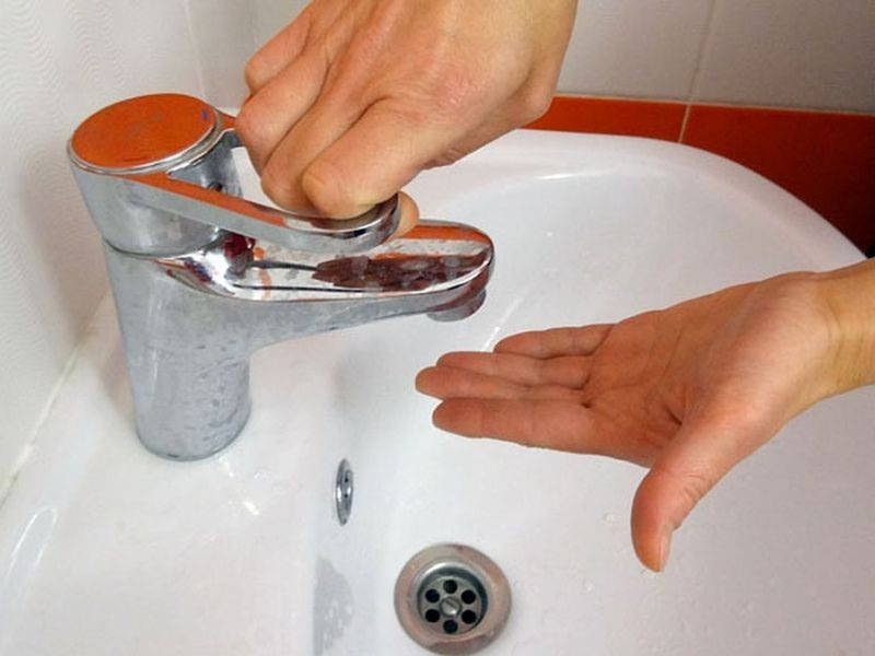 Два воронежских микрорайона остались без воды из-за утечки в трубе Два воронежских микрорайона остались без воды из-за утечки в трубе