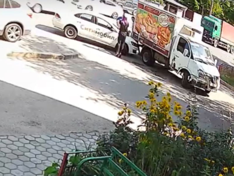 Невнимательный газелист устроил ДТП с такси во дворе дома в Воронеже Невнимательный газелист устроил ДТП с такси во дворе дома в Воронеже