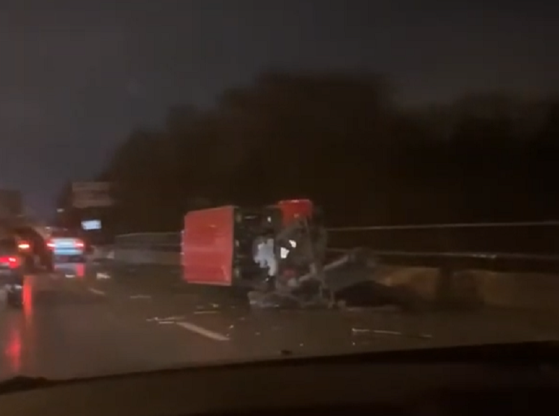 Ночное ДТП с перевернувшимся трактором попало на видео в Воронеже Ночное ДТП с перевернувшимся трактором попало на видео в Воронеже