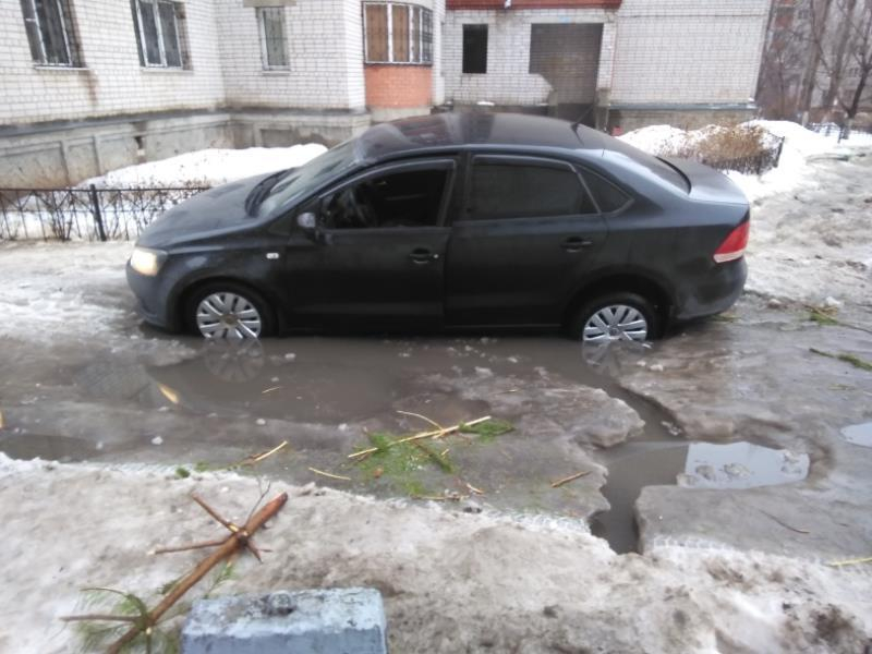 Volkswagen утонул в воронежском дворе Volkswagen утонул в воронежском дворе