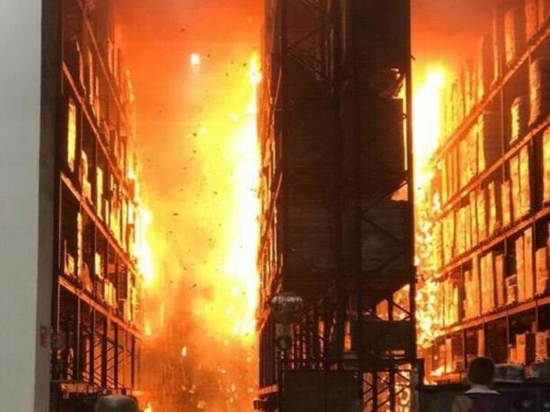 Опубликовано видео эпичного пожара на складе «Магнит» под Воронежем Опубликовано видео эпичного пожара на складе «Магнит» под Воронежем