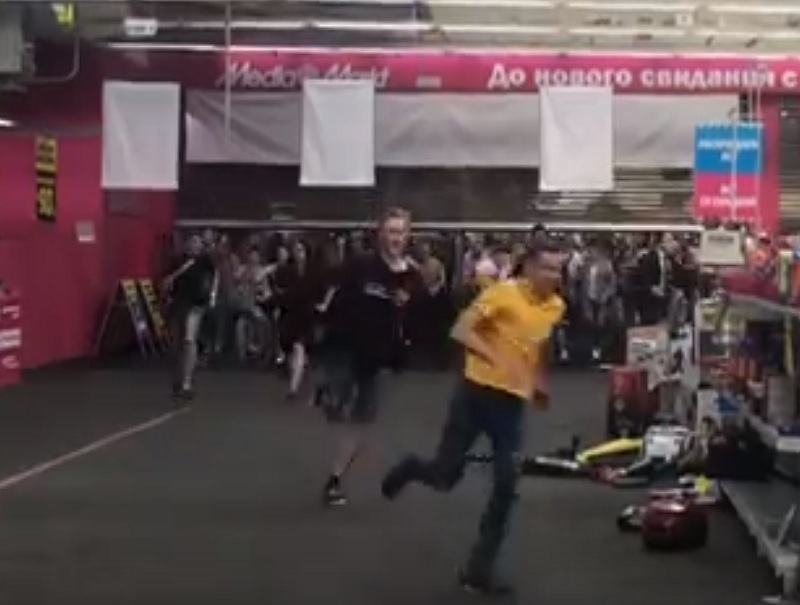 Штурм толпы воронежцев пустого MediaMarkt попал на видео Штурм толпы воронежцев пустого MediaMarkt попал на видео