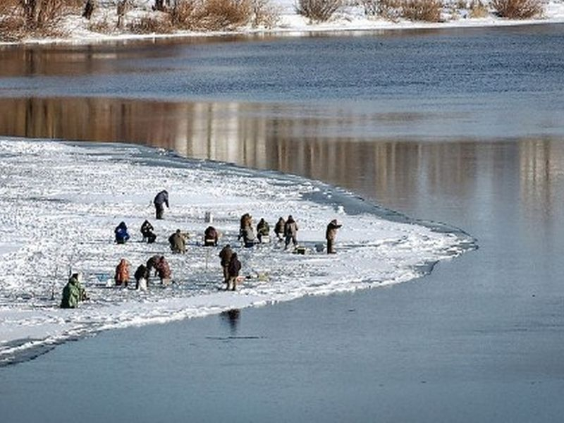 На почти растаявшую реку высыпали рыбаки-экстремалы в Воронежской области На почти растаявшую реку высыпали рыбаки-экстремалы в Воронежской области