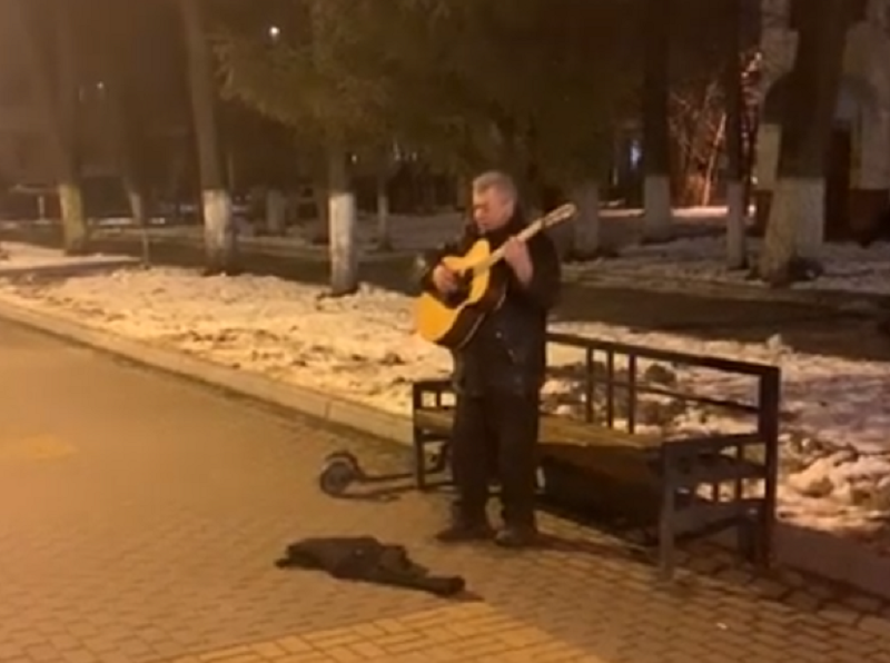 Пенсионер на самокате умилительно спел под гитару на испанском в Воронеже Пенсионер на самокате умилительно спел под гитару на испанском в Воронеже